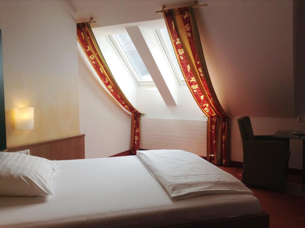 1A Landhotel Schicklberg Kremsmuenster Room photo